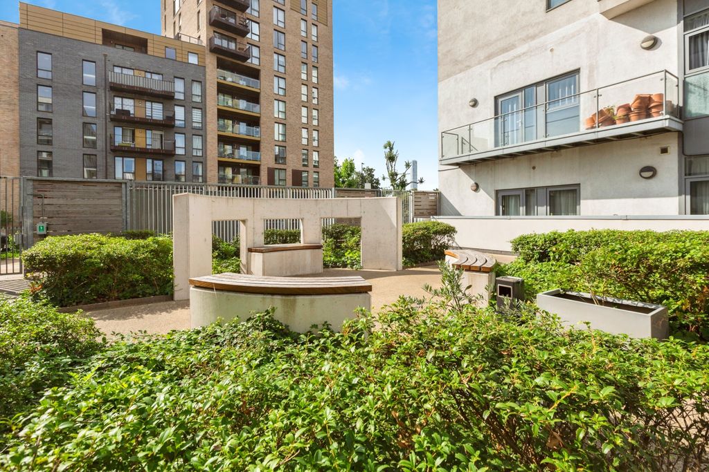 Property photo 3 of 16 Communal Gardens