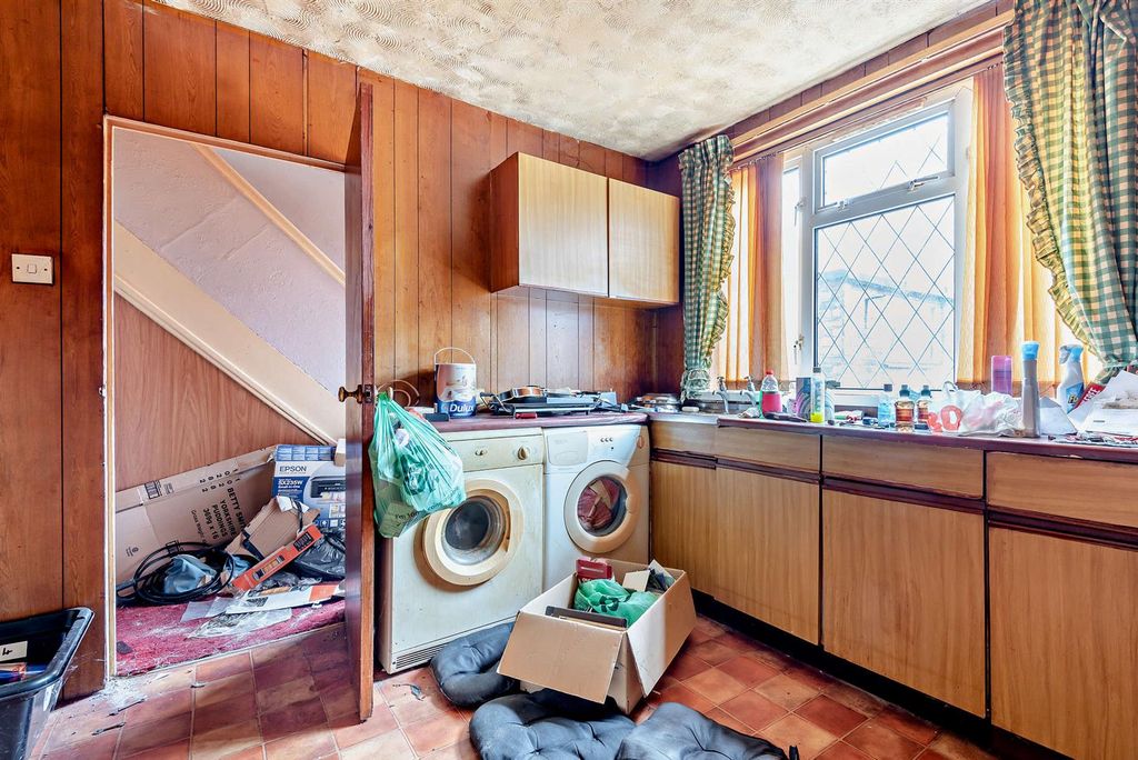 Property photo 3 of 10 8676504-Interior04-800.Jpg