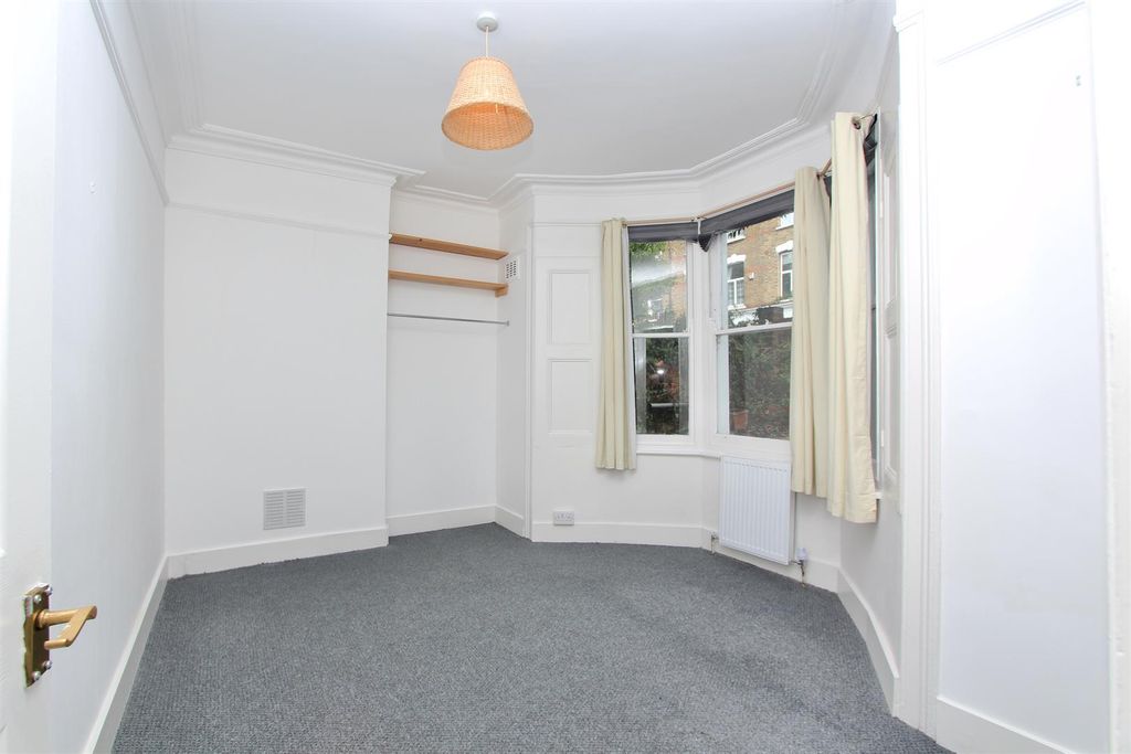 Property photo 1 of 12 Alvington Crescent, E8