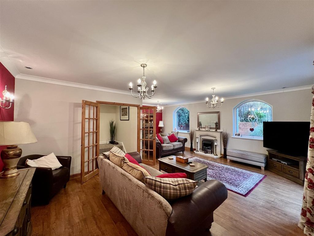 Property photo 2 of 22 Lounge