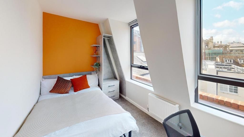 Property photo 1 of 19 A Bright And Inviting Double Bedroom With Stylish ...