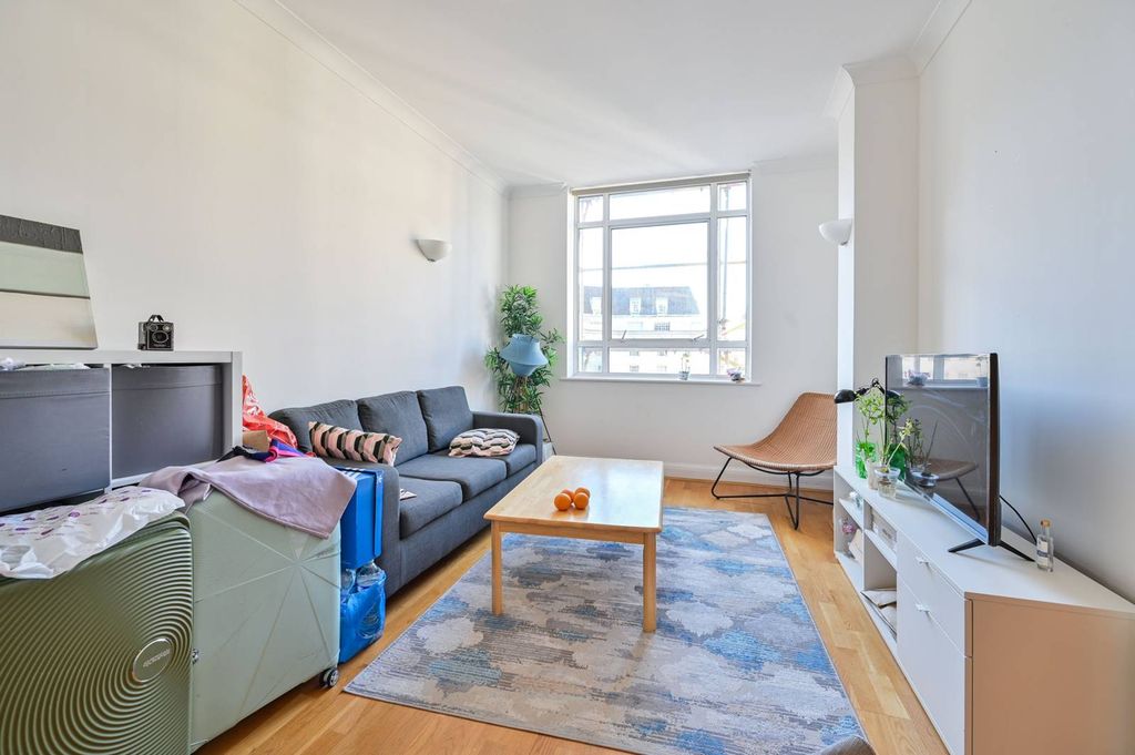 Property photo 2 of 18