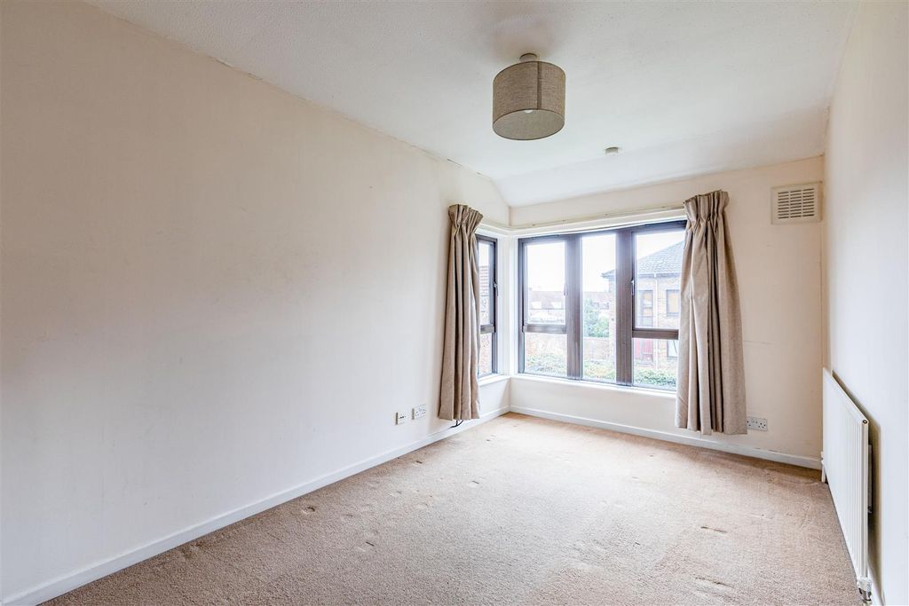 Property photo 1 of 11 Gate Court, Gateway, Weybridge, Kt13 8Nw - 11.Jpg