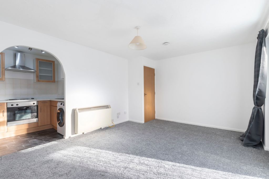 Property photo 3 of 7 23 Leckhampton Place-07
