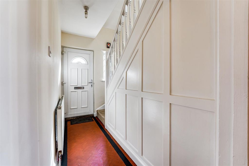 Property photo 2 of 28 46 Northampton Road, Kettering (10 Of 28).Jpg