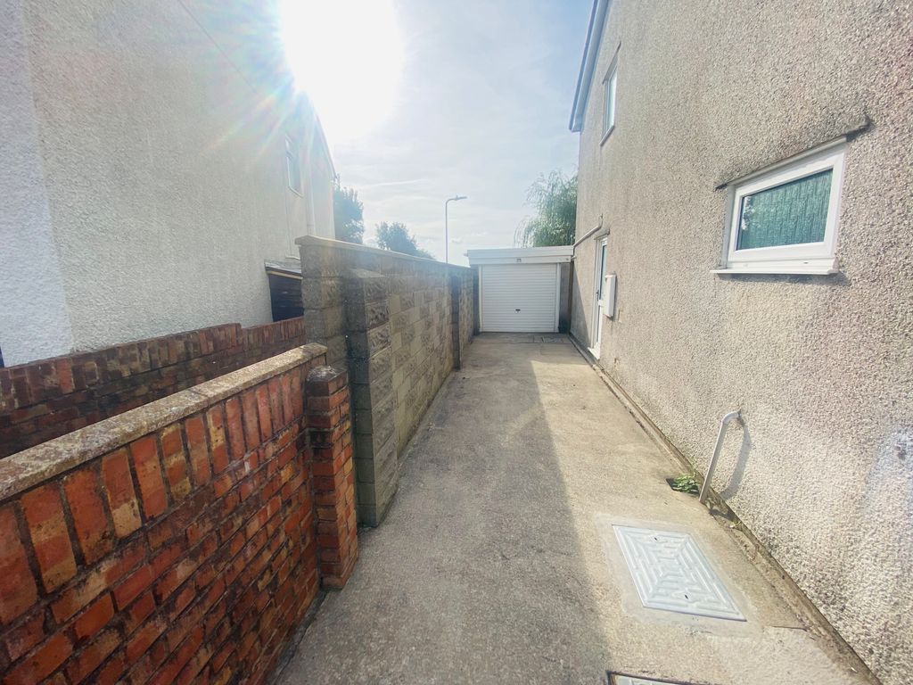 Property photo 2 of 17 Bedroom