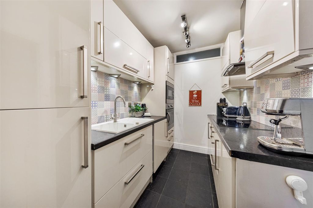 Property photo 3 of 17 Hollybush Hill, E11