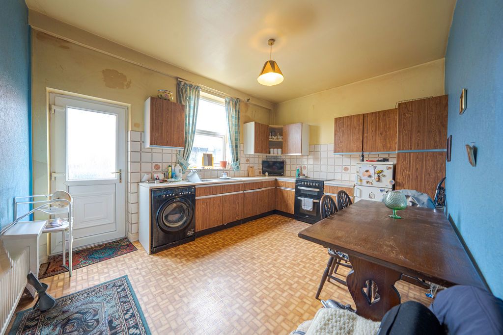 Property photo 3 of 8 Kitchen