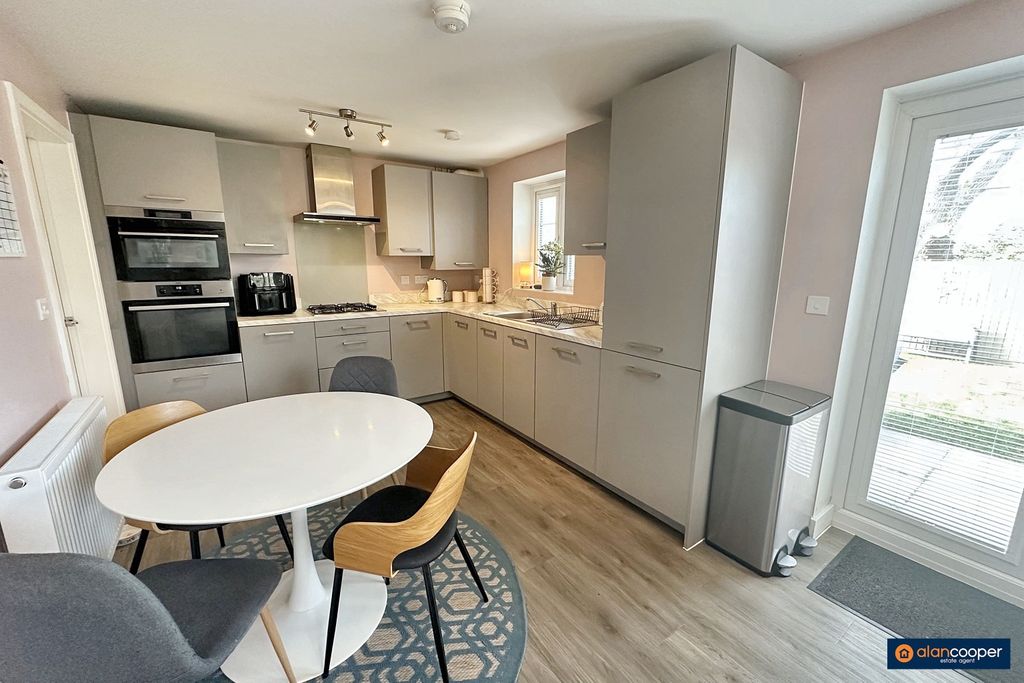 Property photo 2 of 24 4402943