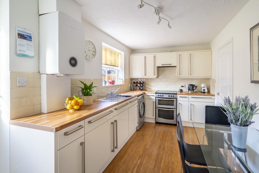 Property photo 3 of 14 Kitchen