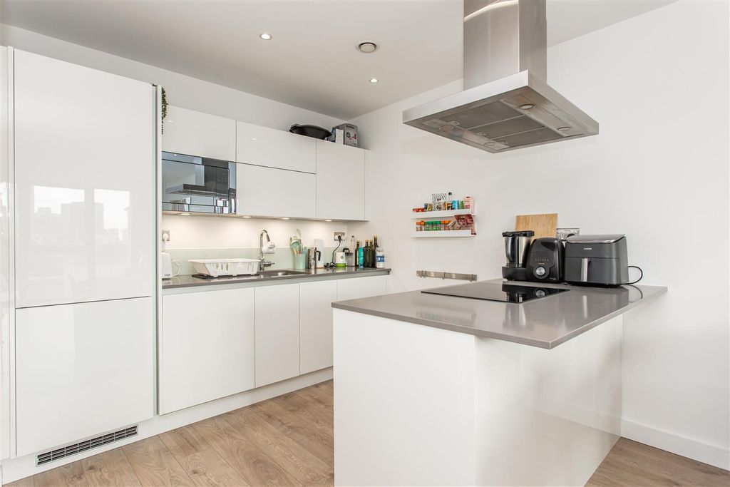 Property photo 3 of 12 Kitchen