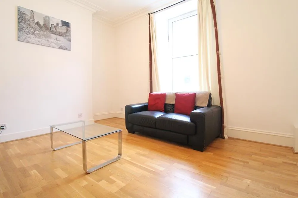 Apartment in First Floor Left AB25 - More