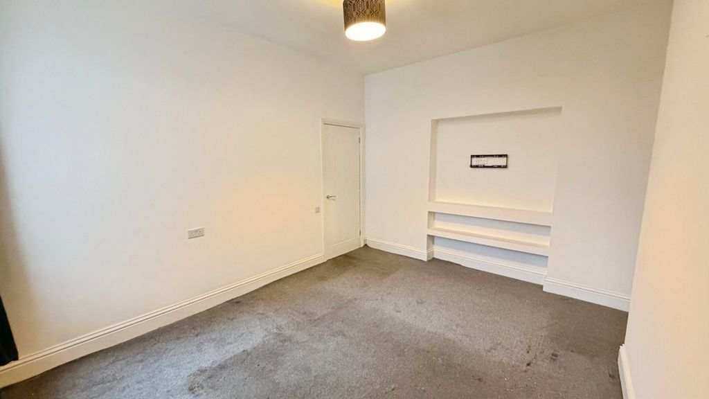 Property photo 3 of 9 Lounge