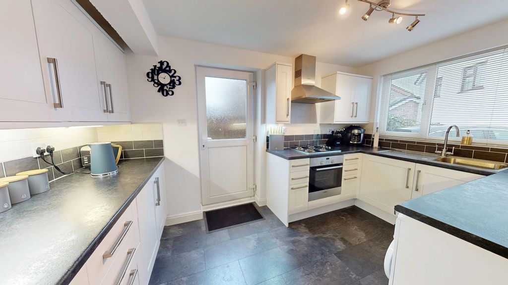 Property photo 2 of 15 Palmer Close