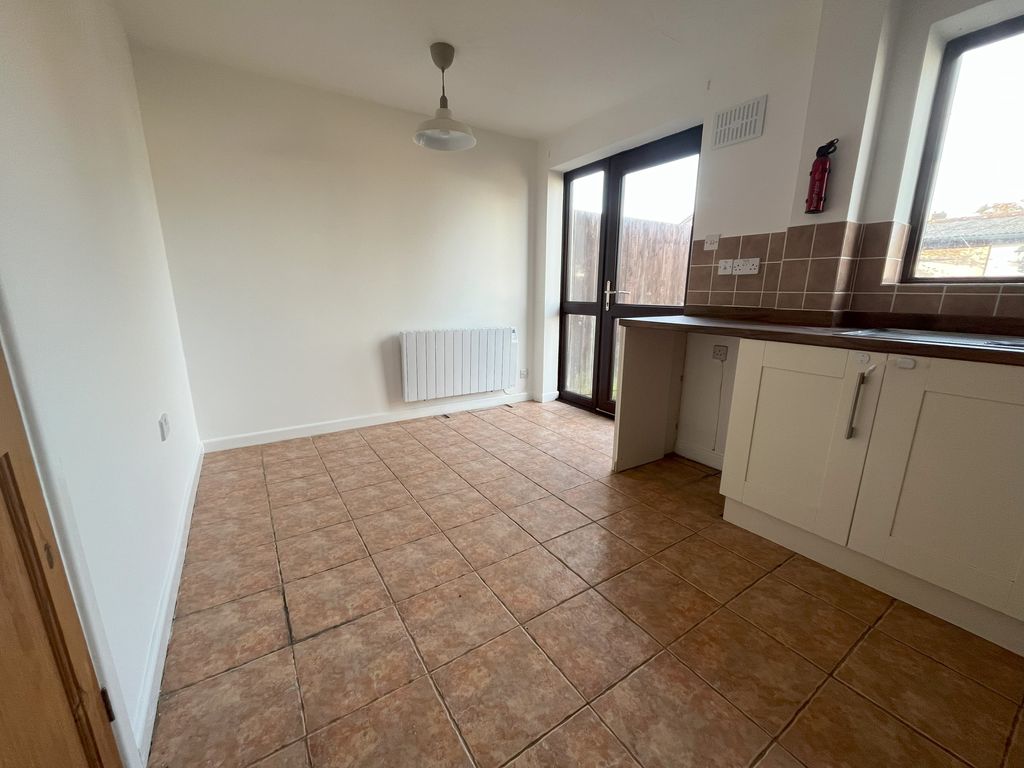 Property photo 3 of 8 Kitchen 2