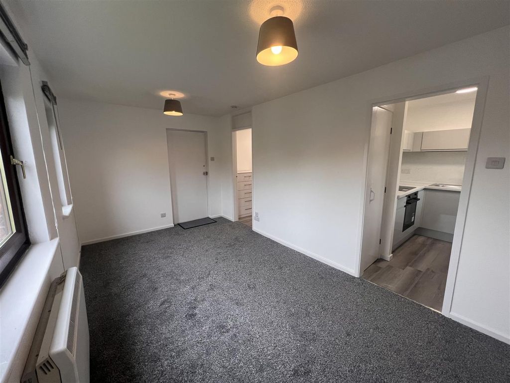 Property photo 1 of 11 Living And Sleeping Area