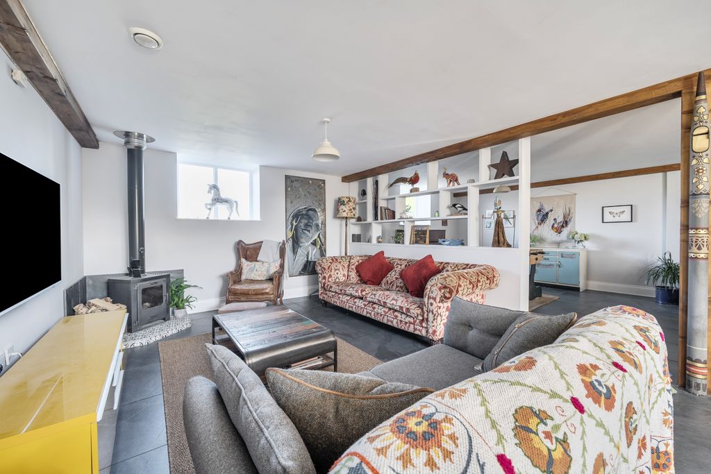 Property photo 3 of 30