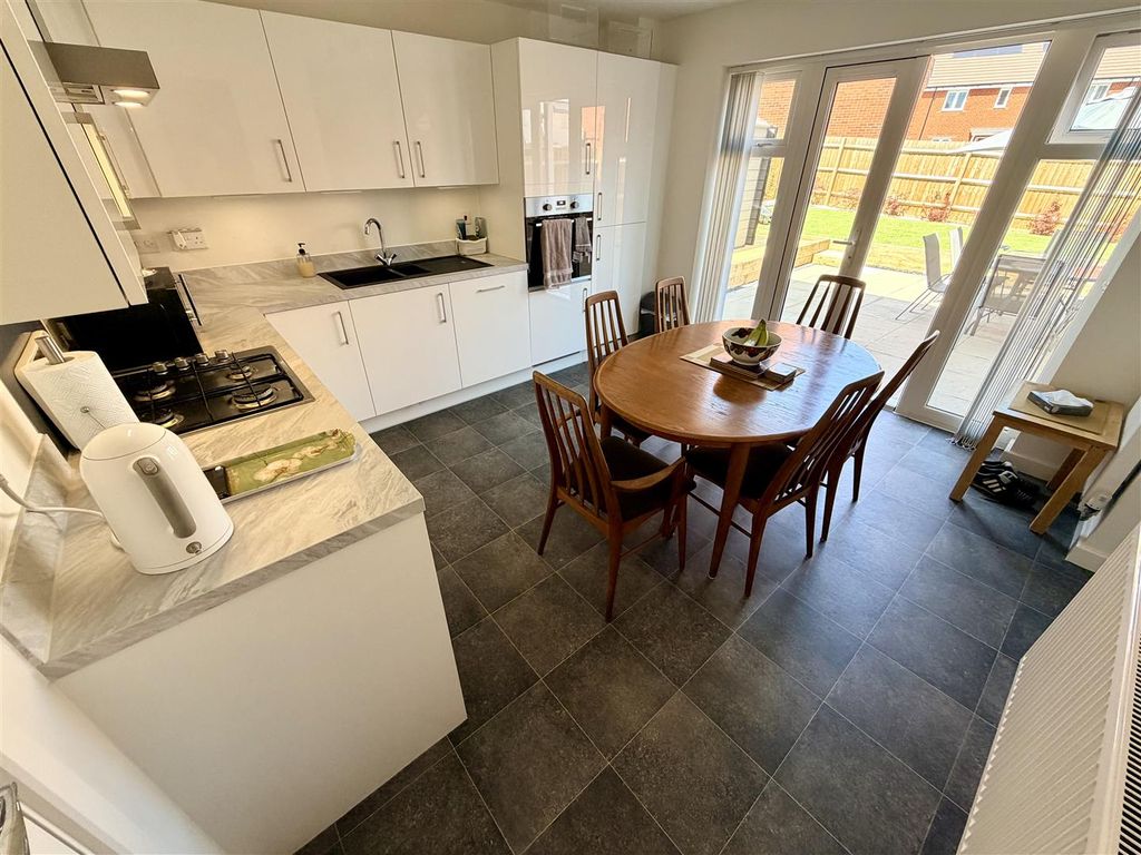 3 bed semi-detached house for salePoplar Way, Atherstone CV9 photo 4