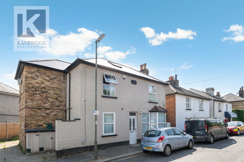 Property photo 1 of 5 Church Road Kt17 4Dz