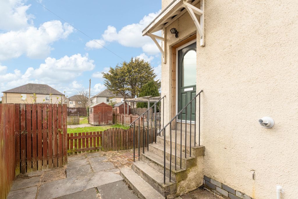 Property photo 2 of 11 55 Kings Road 03