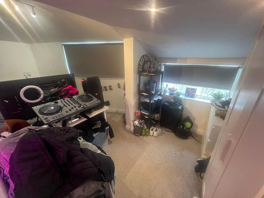 Property photo 1 of 15 A Cozy Room With A Dj Setup, Offering A Creative S...