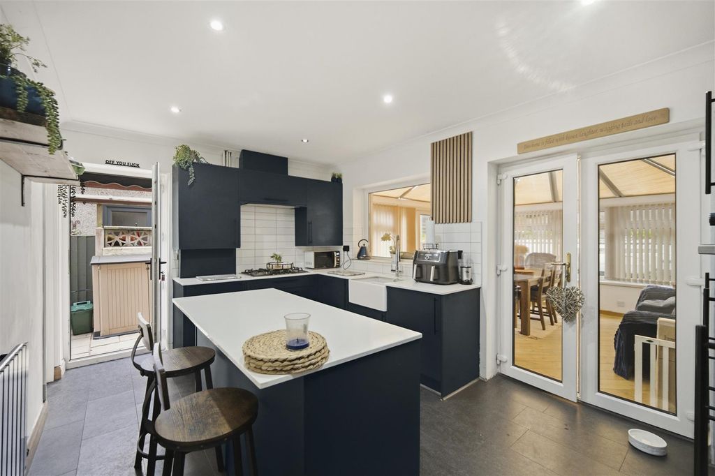 Property photo 3 of 20 Kitchen