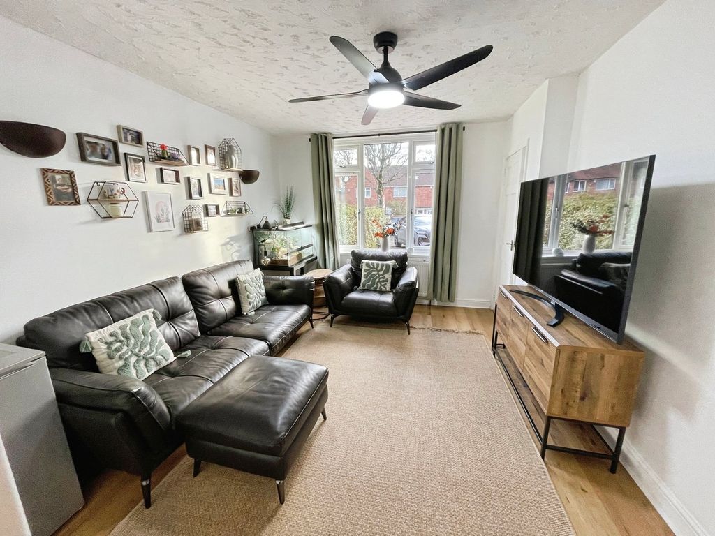 Property photo 2 of 16 Lounge