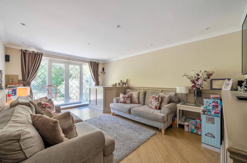 Property photo 2 of 23 1334770-14-689Ae1...