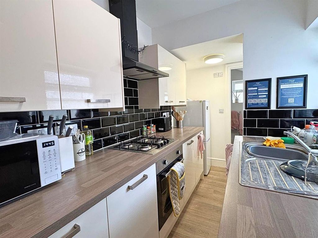 Property photo 3 of 9 Kitchen