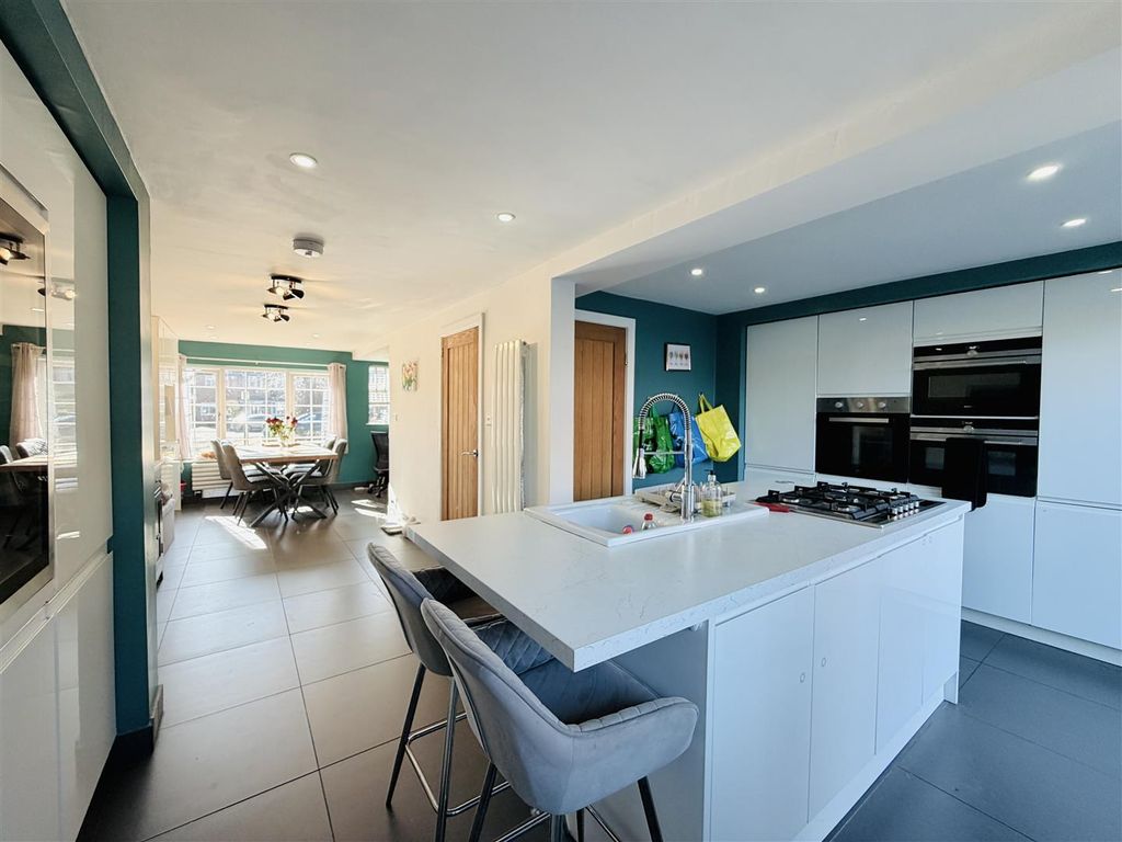 Property photo 3 of 34 Dining Kitchen