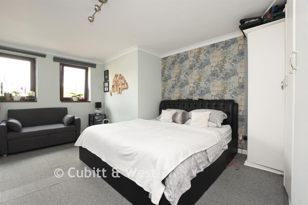 Property photo 3 of 8 Studio Room