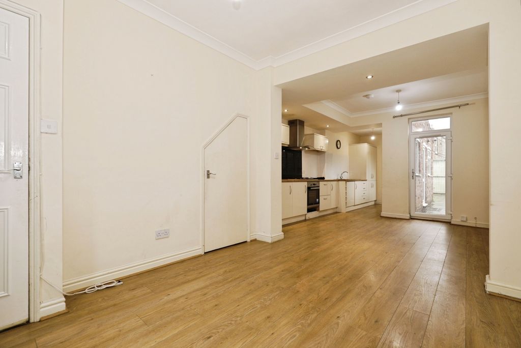 Property photo 2 of 17 Lounge