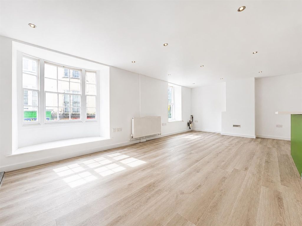 Property photo 2 of 17 201.Png