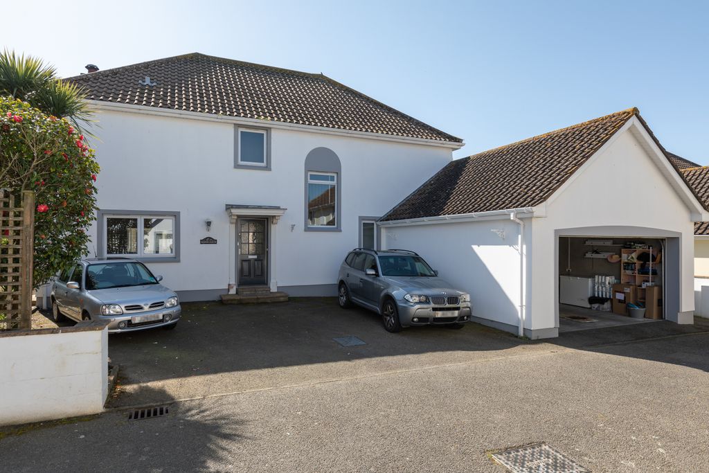 Property photo 2 of 20