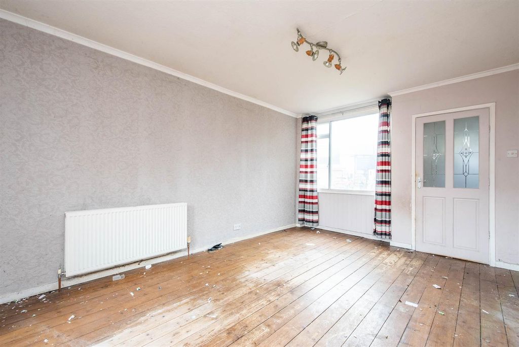 Property photo 3 of 19 Lounge