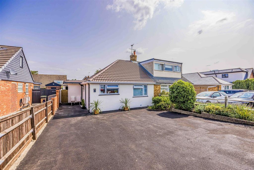 Property photo 1 of 21 Silverdale Drive, Waterlooville-Small-Porticomarke