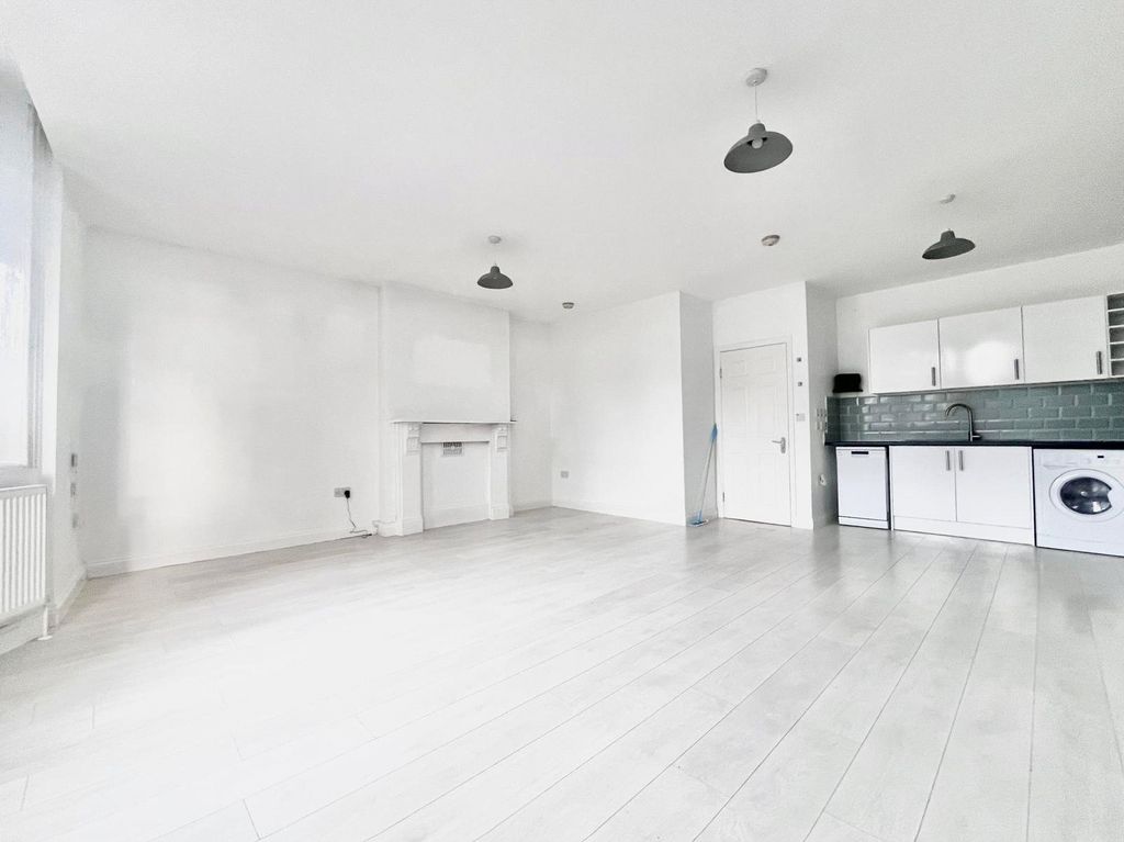 Property photo 2 of 11 Reception/Kitchen