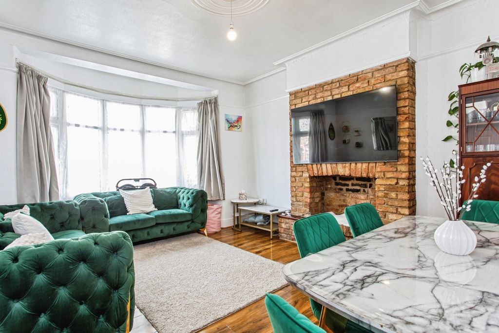 Property photo 3 of 15 Lounge