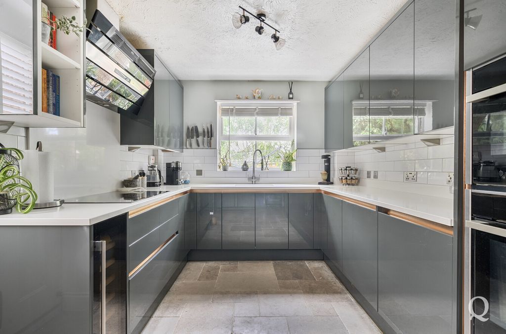 Property photo 2 of 25 10403F0F-2c47-41F...