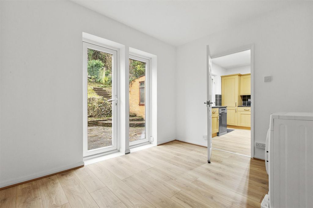 Property photo 2 of 16 99 Hawthorne Rd, Hp13 7Es-9.Jpg