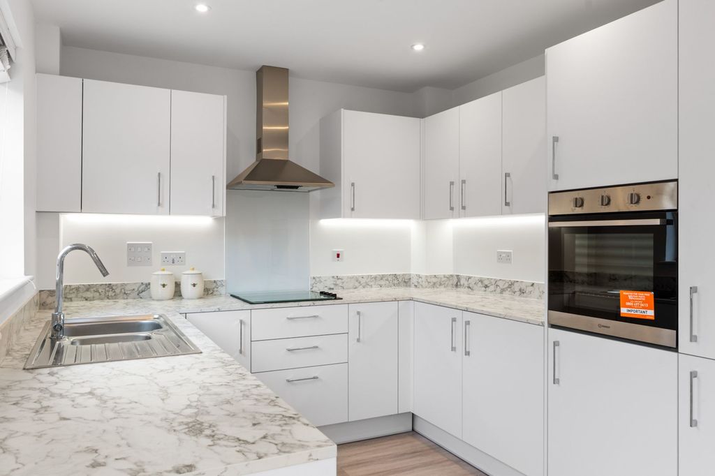 Property photo 3 of 23 Kitchen