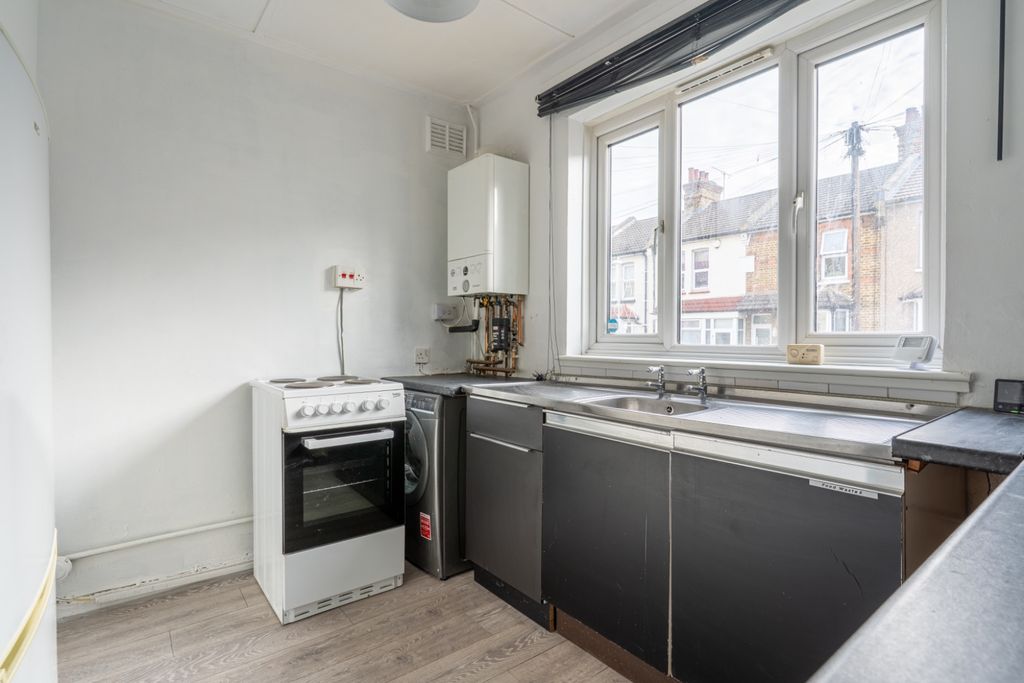 Property photo 2 of 17 5570041