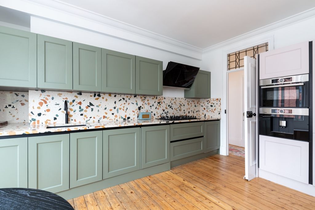 Property photo 2 of 19 Connaught Court F...