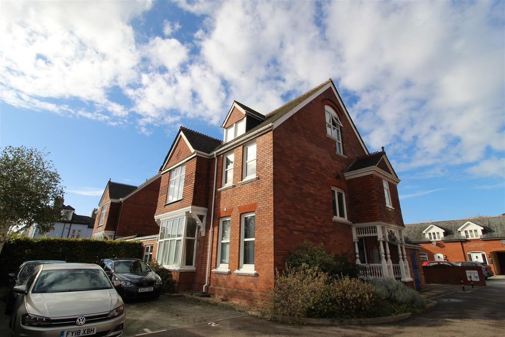 Property photo 1 of 9 External