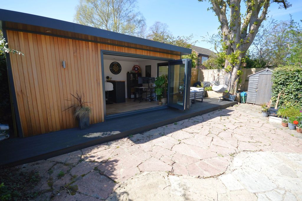 Property photo 2 of 16 Garden And Garden Room Bifolds Open