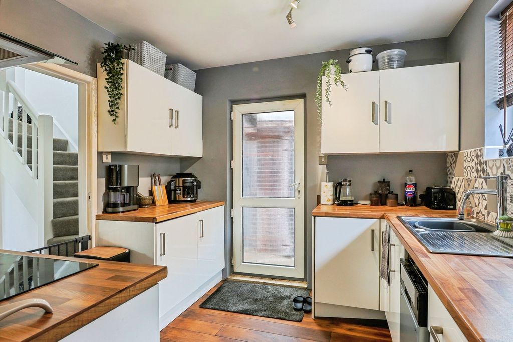 Property photo 3 of 17 Kitchen