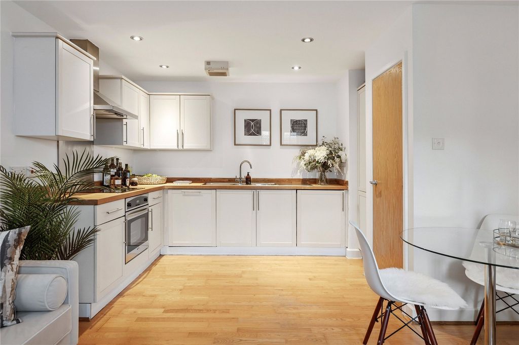 Property photo 3 of 10 Kitchen