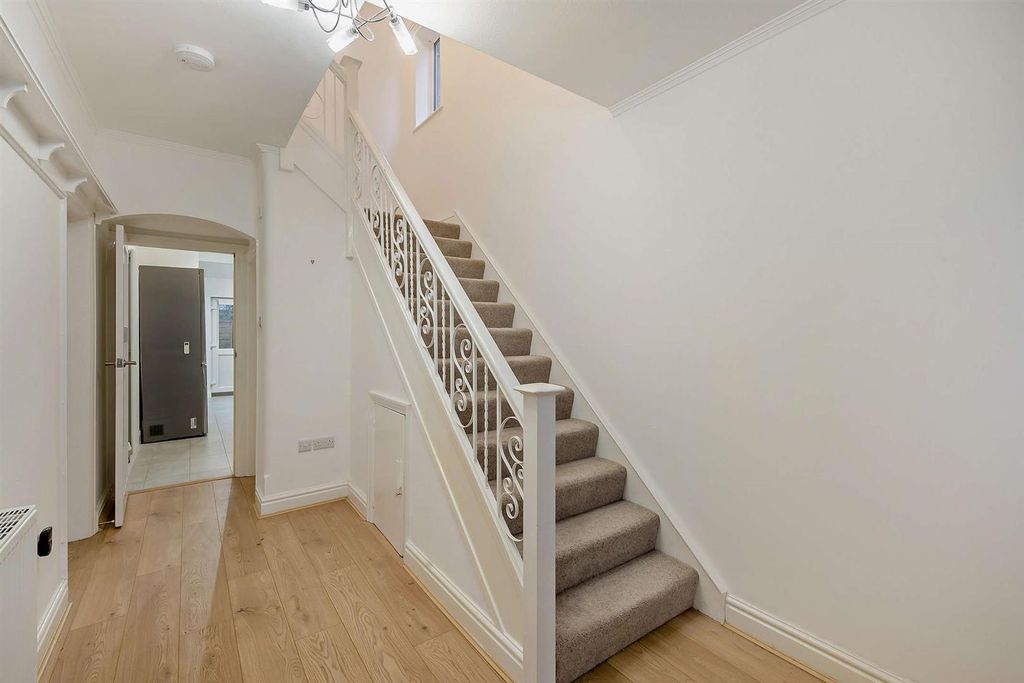 Property photo 3 of 22 8673805-Interior01-800.Jpg