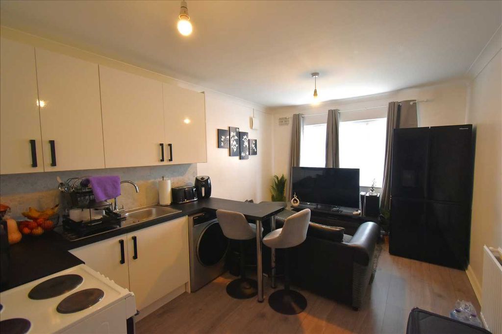 Property photo 2 of 8 Lounge/Kitchen