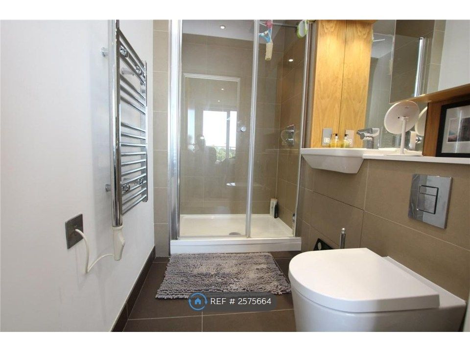 Property photo 3 of 9 Master Bedroom En-Suite Bathroom